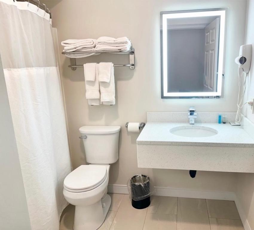 Baldwin Inn And Suites West Springfield Eksteriør bilde